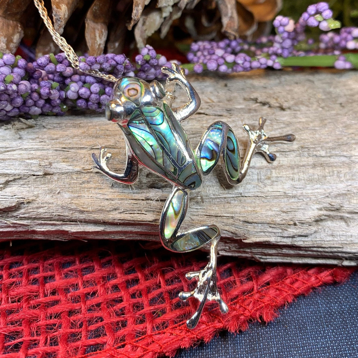 Sterling Silver Amethyst frog on leaf 2024 Pin