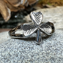 Load image into Gallery viewer, Sláinte Shamrock Celtic Ring
