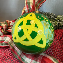 Load image into Gallery viewer, Celtic Trinity Knot Ornament
