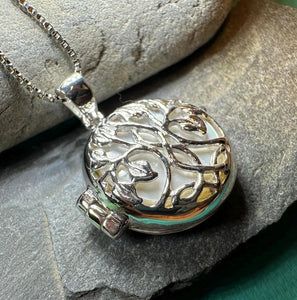 Ceangailte Celtic Tree Locket Necklace