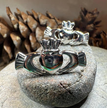 Load image into Gallery viewer, Fíorghrá Claddagh Cuff Links
