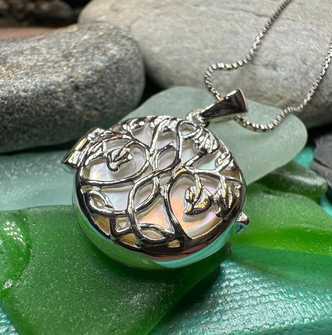 Ceangailte Celtic Tree Locket Necklace