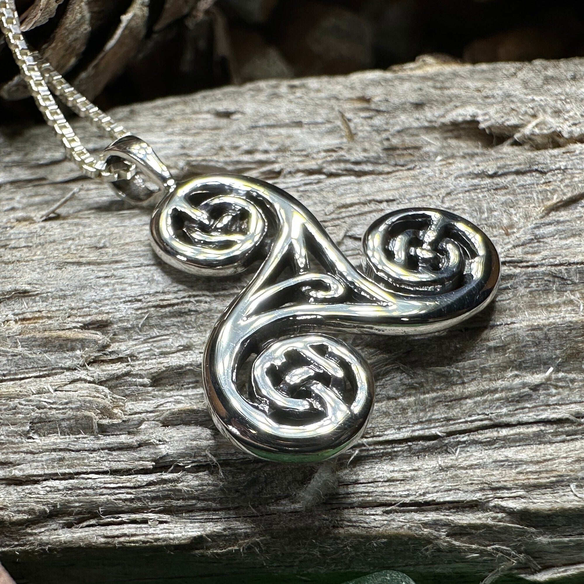 Lyria Celtic Triple Spiral Necklace 24 / Chalcedony