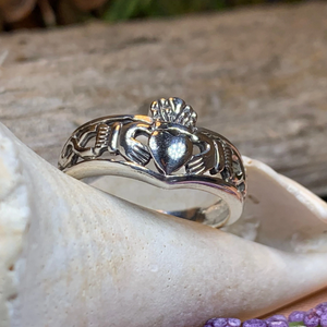 Claddagh Chevron Ring